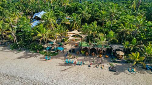 eine Luftansicht eines Resorts am Strand in der Unterkunft La Brisa Tranquila in Guachaca