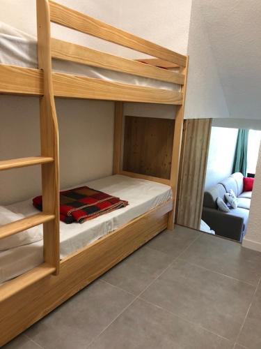 une chambre avec deux lits superposés dans une pièce dans l'établissement LES SAPINS Joséphine Immobilier, à Saint-Chaffrey