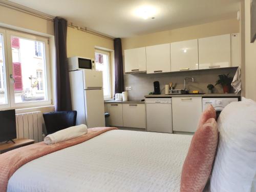 une chambre avec un lit et une cuisine dans l'établissement Le LUX 11, à Thionville