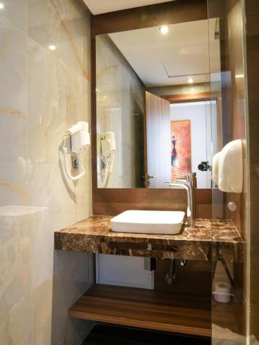 Un baño de First Suites Hôtel