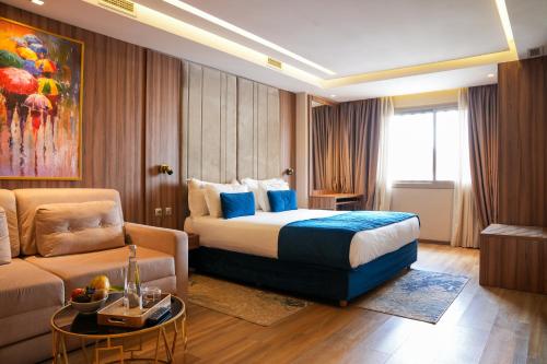 Postel nebo postele na pokoji v ubytování First Suites Hôtel