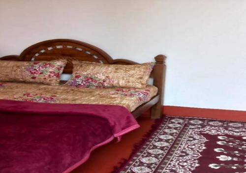 1 dormitorio con cama y alfombra en Aiswarya - The Jungle Home, en Wayanad