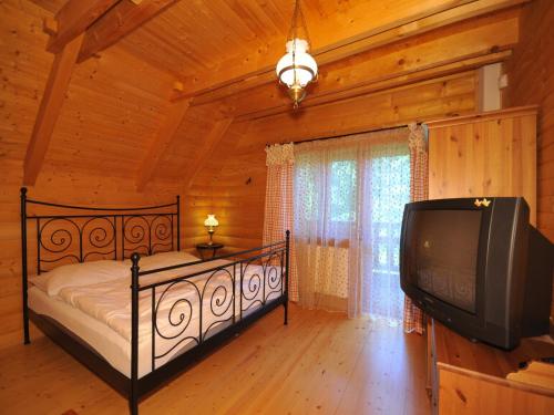 Televízia a/alebo spoločenská miestnosť v ubytovaní Zrubová chata Tatry