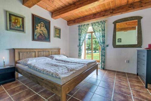 1 dormitorio con cama y ventana grande en Chalupa Milešín, 