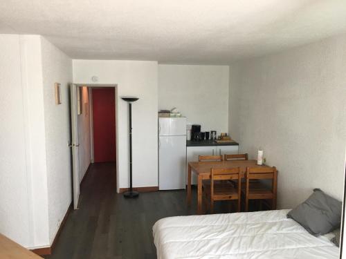 Studio 765, Port Camargue, Piscine, WiFi, Parking, 2 personnes