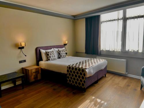 Un pat sau paturi într-o cameră la The Han Residence Haliç