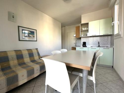 een keuken en eetkamer met een tafel en stoelen bij Laguna Grande - Appartamenti in Bibione