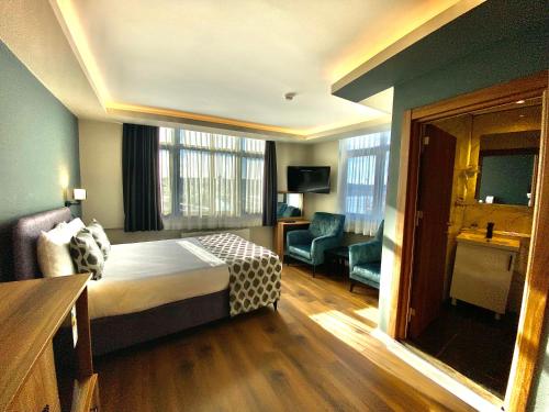 a hotel room with a bed and a chair at Han Residence Haliç in Istanbul
