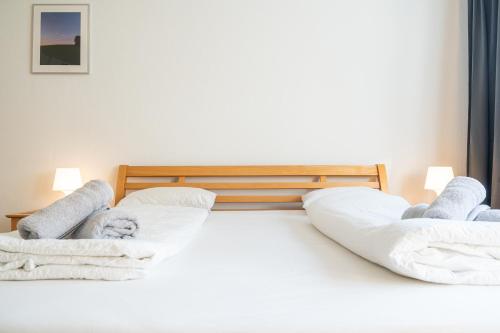 1 dormitorio con 1 cama con toallas en Innsbruck Studio by MO, en Innsbruck