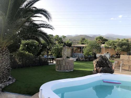 una piscina en un patio trasero con un patio con un patio K Hbestosbestos en Extraordinary Boat House, en Las Zocas