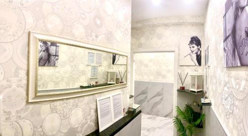 La salle de bains est pourvue d'un miroir mural. dans l'établissement Bed Cinecittadue, à Rome