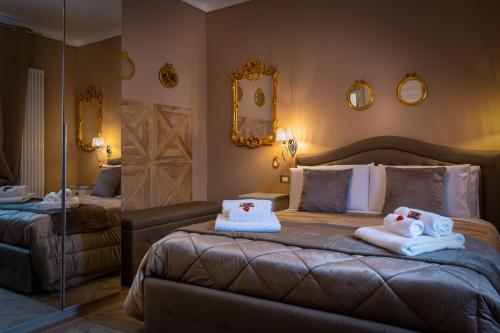 - une chambre avec 2 lits et des serviettes dans l'établissement Dolce Casa Villa Laura, à Bologne