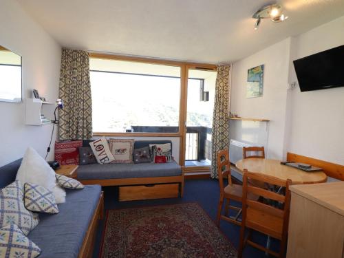Studio confortable avec balcon près des pistes, WiFi inclus