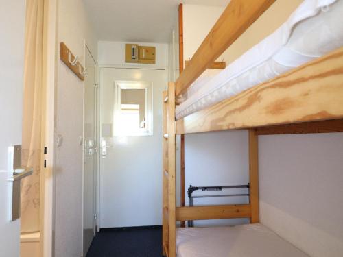 Cette petite chambre comprend des lits superposés et une porte. dans l'établissement Studio Tignes Le Lavachet, 4 pers, accès pistes & commerces, balcon, wifi, lave-vaisselle - FR-1-502-534, à Tignes