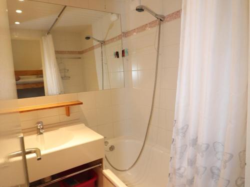 ein Badezimmer mit einer Dusche, einem Waschbecken und einer Badewanne in der Unterkunft Studio Tignes, 1 pièce, 4 personnes - FR-1-502-534 in Tignes