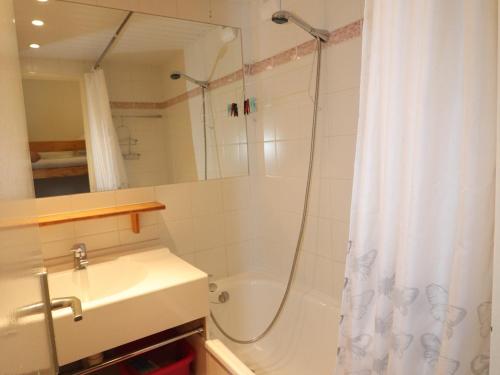 une salle de bain avec une douche, un lavabo et une baignoire dans l'établissement Studio Tignes Le Lavachet, 4 pers, accès pistes & commerces, balcon, wifi, lave-vaisselle - FR-1-502-534, à Tignes