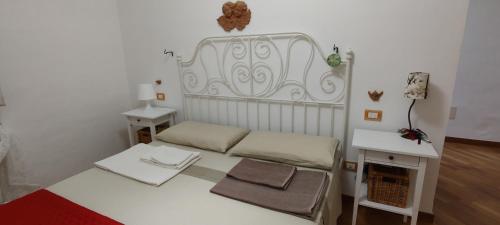 um pequeno quarto com uma cama e uma mesa em Appartamento La Rondine em Pesaro