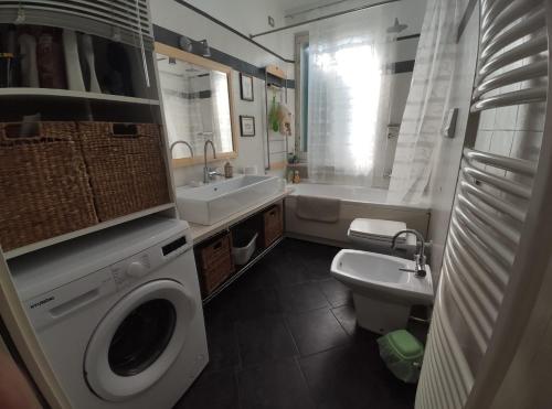 uma casa de banho com uma máquina de lavar roupa e um lavatório em Appartamento La Rondine em Pesaro