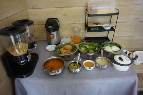 uma mesa com várias tigelas de comida em Elite Resort em Yelagiri