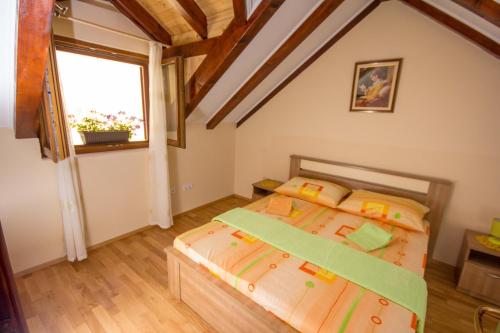 sypialnia z łóżkiem w pokoju z oknem w obiekcie Apartment Niko Kaštel Stari w mieście Kaštela