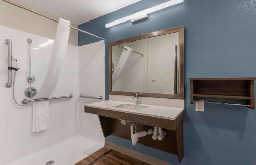 een badkamer met een wastafel en een spiegel bij Extended Stay America Suites - Atlanta - Lithia Springs in Lithia Springs