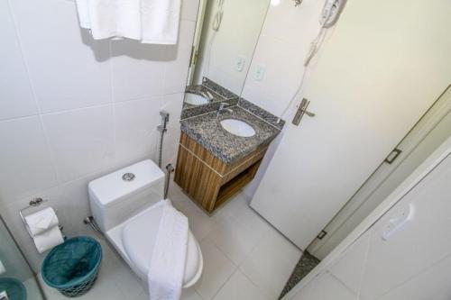 uma casa de banho com um WC, um lavatório e um espelho. em Lacqua DiRoma Park e Acomodação em Caldas Novas