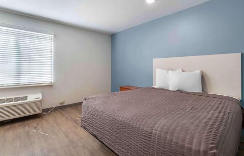 a bedroom with a bed and a window at Extended Stay America Select Suites - Austin - Northwest in Jollyville