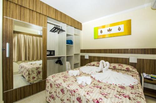 um quarto de hotel com uma cama com cisnes em Lacqua DiRoma Park e Acomodação em Caldas Novas