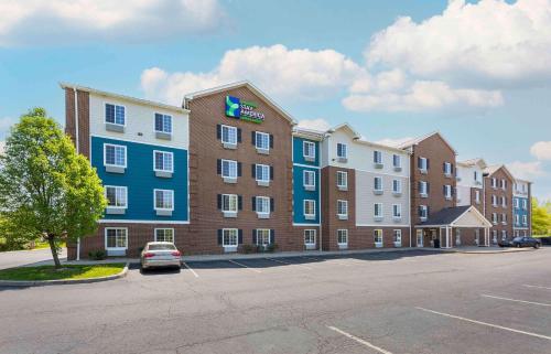 a hotel with a car parked in a parking lot at Extended Stay America Select Suites - Akron - South in Portage Lakes