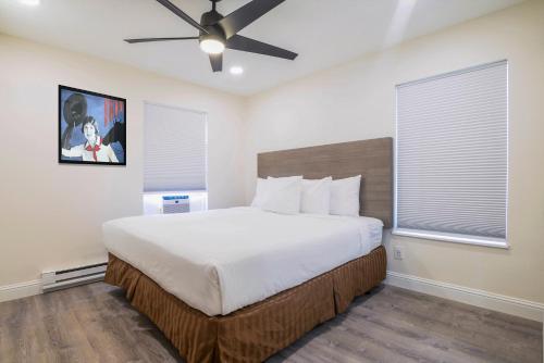 a bedroom with a large bed with a ceiling fan at Legacy Vacation Resorts Steamboat Springs Suites in Steamboat Springs