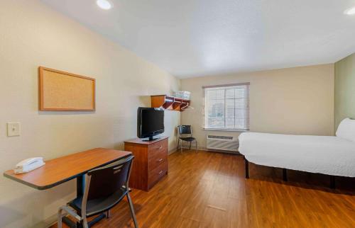 a bedroom with a bed and a desk and a bed and a desk at Extended Stay America Select Suites - Cleveland - Mentor in Mentor