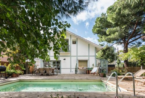ein Haus mit einem Pool und einem Haus in der Unterkunft CHIC COUNTRY HOUSE IN MADRID in Las Rozas de Madrid