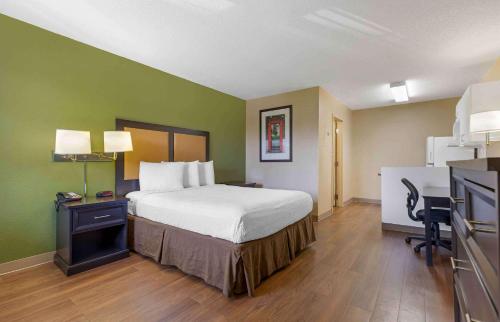 Habitación de hotel con cama, escritorio y cocina en Extended Stay America Select Suites - Columbia - Ft Jackson, en Columbia