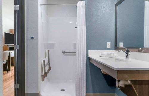 W łazience znajduje się prysznic i umywalka. w obiekcie Extended Stay America Suites - Detroit - Rochester Hills w mieście Rochester Hills