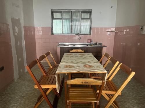 a kitchen with a table and chairs in a room at Pousada âncora in Uberlândia