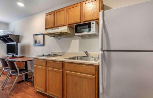 Η κουζίνα ή μικρή κουζίνα στο Extended Stay America Select Suites - Gainesville
