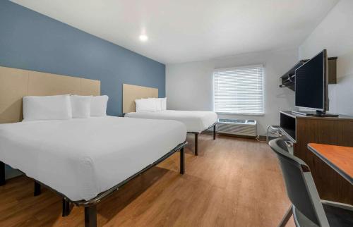 een hotelkamer met 2 bedden en een televisie bij Extended Stay America Select Suites - Indianapolis - West in Avon