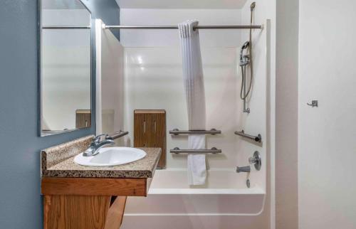y baño con lavabo y ducha. en Extended Stay America Select Suites - Laredo, en Laredo