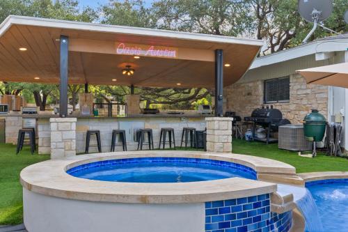 Your OASIS Nestled IN Wooded River Views, POOL!の敷地内または近くにあるプール