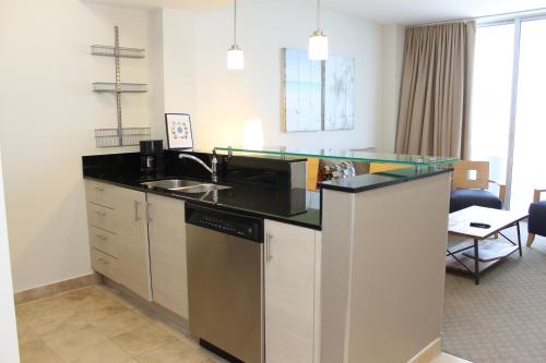 Η κουζίνα ή μικρή κουζίνα στο Marenas Resort PRIVATE UNIT daily refresh not included
