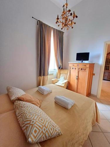 ナポリにあるLucariello apartmentの大きなベッドと2つの枕がある寝室