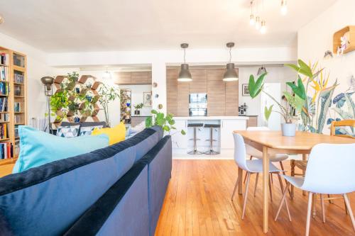 un salon avec un canapé bleu et une table dans l'établissement Escapade Culturelle Havraise, au Havre