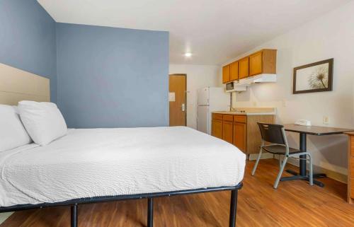 a small room with a bed and a small kitchen at Extended Stay America Select Suites - Charleston - North Charleston - I-526 in Charleston