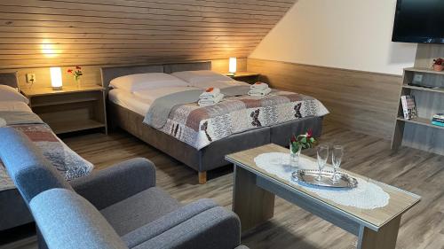 een hotelkamer met een bed en twee stoelen bij Privát Martin in Martin