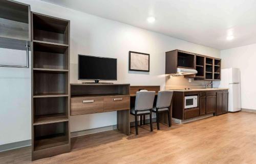 a room with a desk with a tv and a computer at Extended Stay America Suites - New Orleans - Airport - I-10 in Kenner