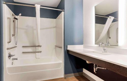 y baño con bañera, lavamanos y ducha. en Extended Stay America Suites - New Orleans - Airport - I-10 en Kenner