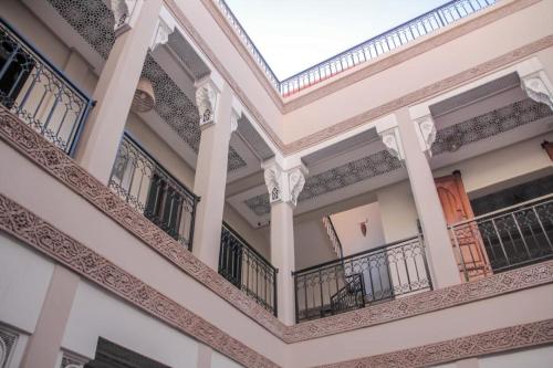 un grand bâtiment avec colonnes et balcons dans l'établissement Riad Amazing, à Marrakech