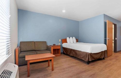 una camera con letto, divano e sedia di Extended Stay America Select Suites - Montgomery a Montgomery
