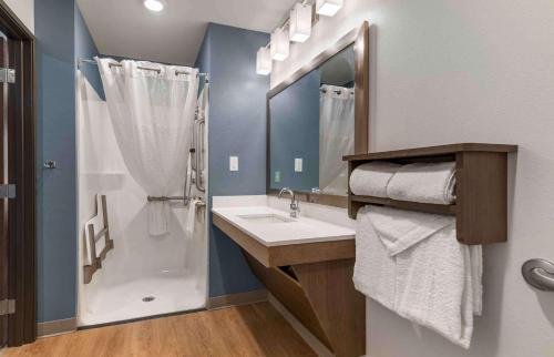 ein Bad mit einer Dusche, einem Waschbecken und einer Dusche in der Unterkunft Extended Stay America Suites - Nashua - Merrimack in Merrimack
