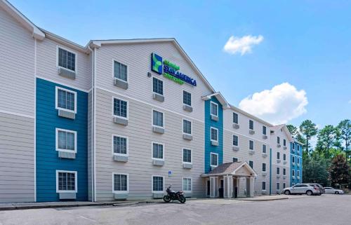 um hotel com uma moto estacionada em frente em Extended Stay America Select Suites - Pensacola - Northeast em Pensacola